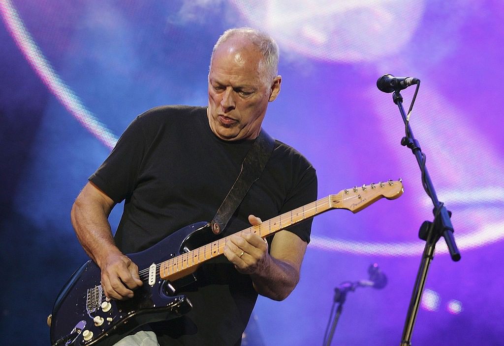 Watch David Gilmour Cover 2 Leonard Cohen Songs With His Family