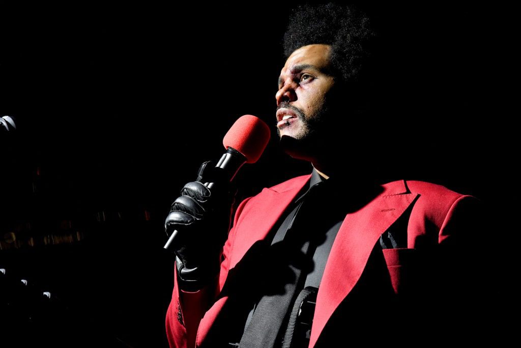 The Weeknd Opens Up VMAs With 'Blinding Lights'