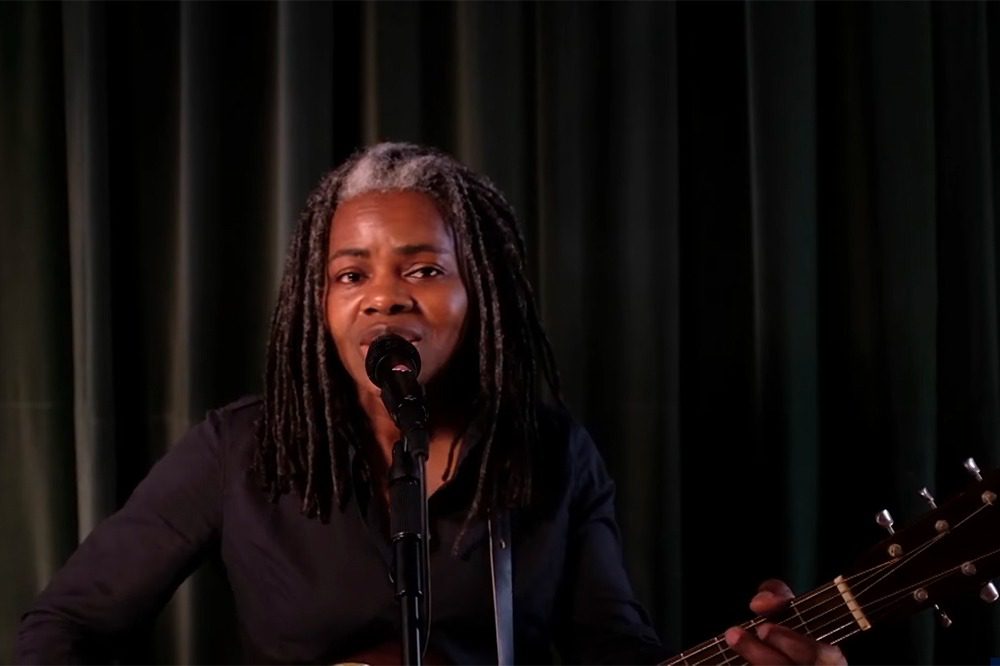 Watch Tracy Chapman Play 'Talkin' 'Bout a Revolution'