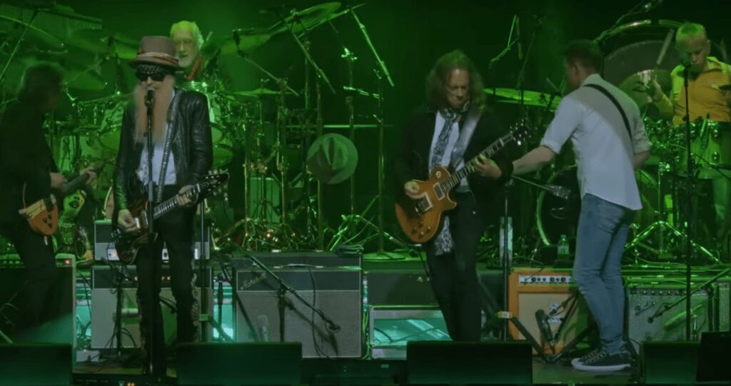 Kirk Hammett, Billy Gibbons, Mick Fleetwood Jam on 'The Green Manalishi (With The Two-Pronged Crown)'