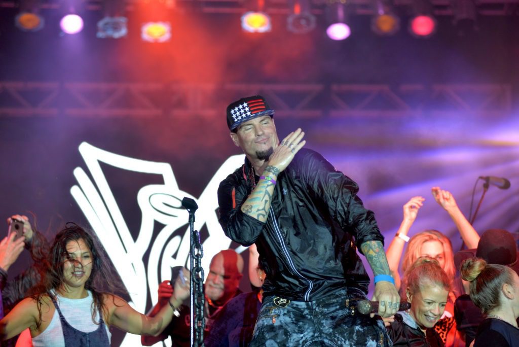 Vanilla Ice and Mike Love of the Beach Boys Performed at Maskless Mar-a-Lago New Year's Eve