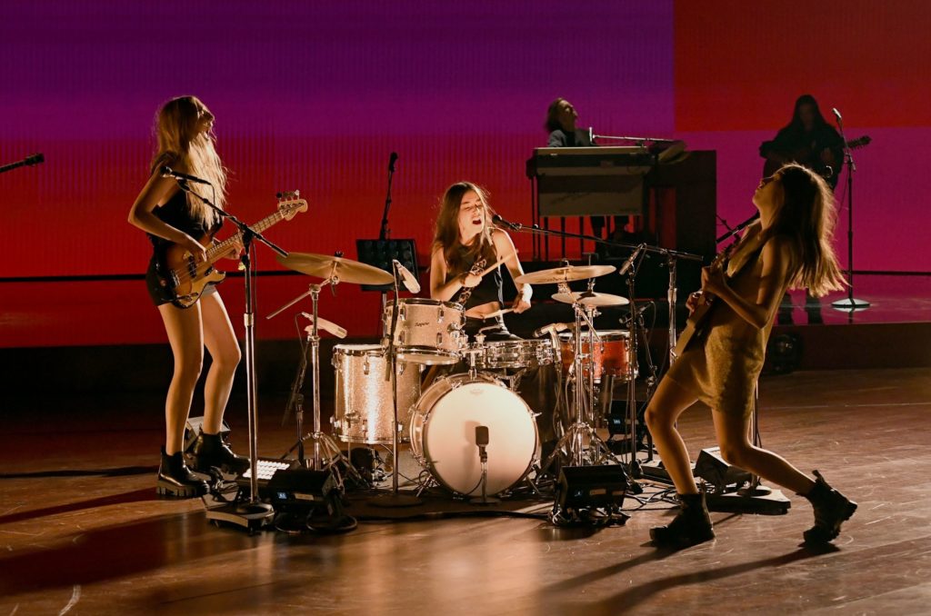 HAIM Shine on Grammy Stage With 'The Steps' | SPIN