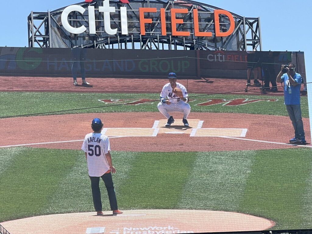 Watch Yo La Tengo’s Ira Kaplan Throw Out The First Pitch At The Mets Game