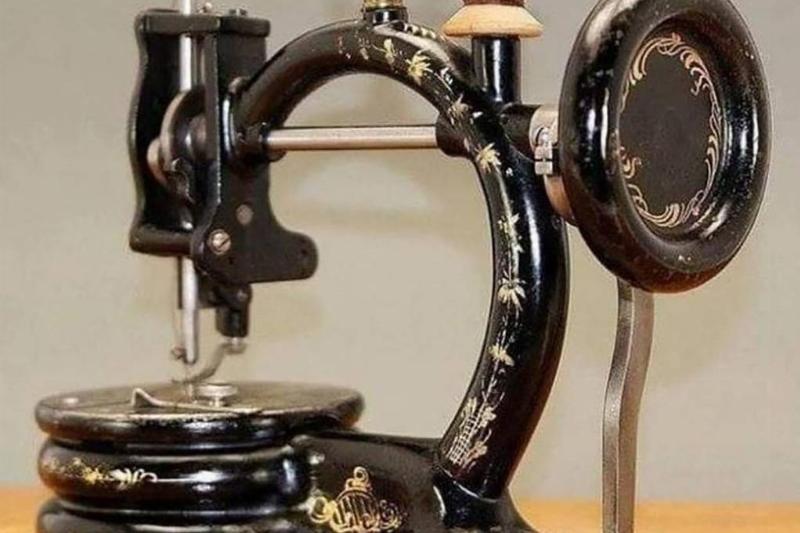 Picture of a sewing machine