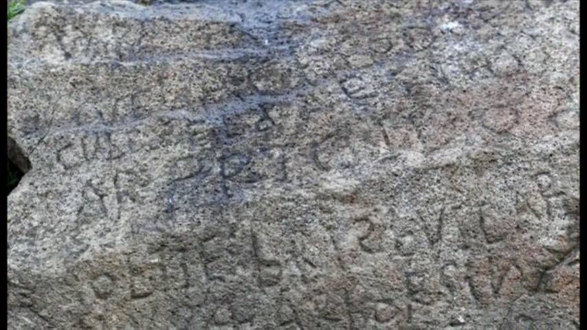 An image shows the carvings on the Plougastel-Daoulas rock, close-up.