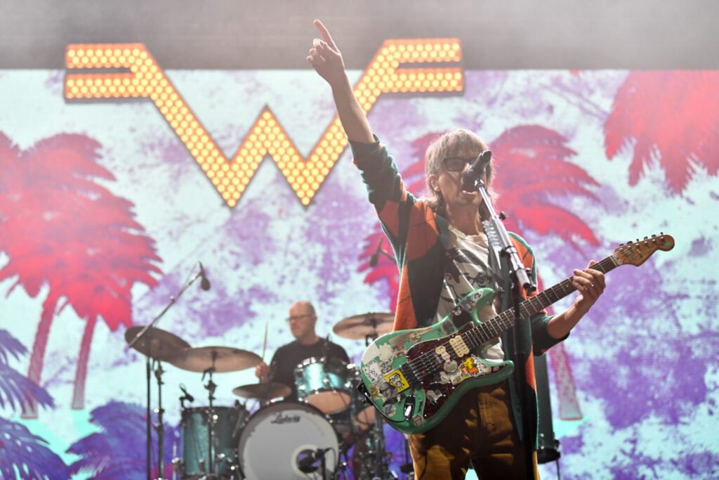 Watch Weezer Cover Hole And Play Live Rarities In Santa Ana