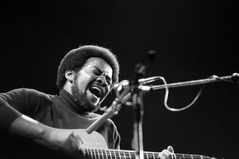 Bill-Withers-Performing-85000255