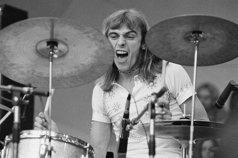 alan white 169000054 alan white performing with English progressive rock group Yes