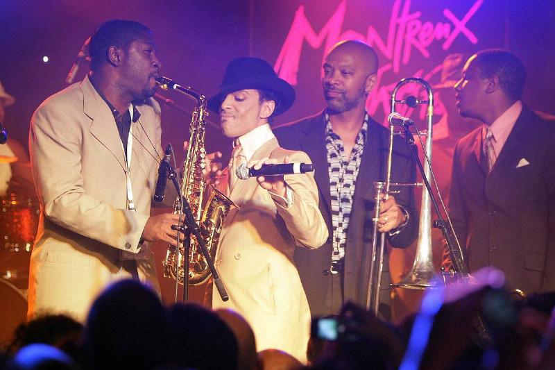 Prince performs with his fellow musicians.