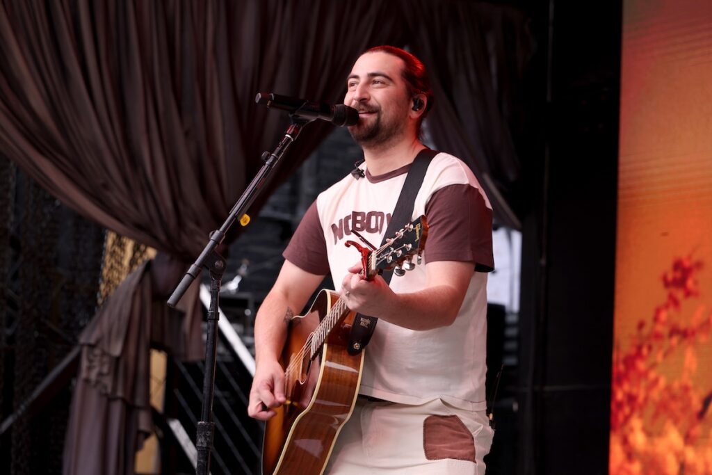 Noah Kahan Urges Fans to Use Restrooms After Concert Incident